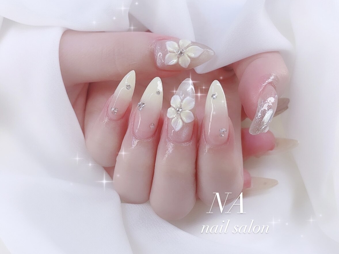 心斎橋ネイルサロン NA nail salon｜ブライダルネイル 3Dフラワー ホワイトグラデ ビジュー 長さ出し