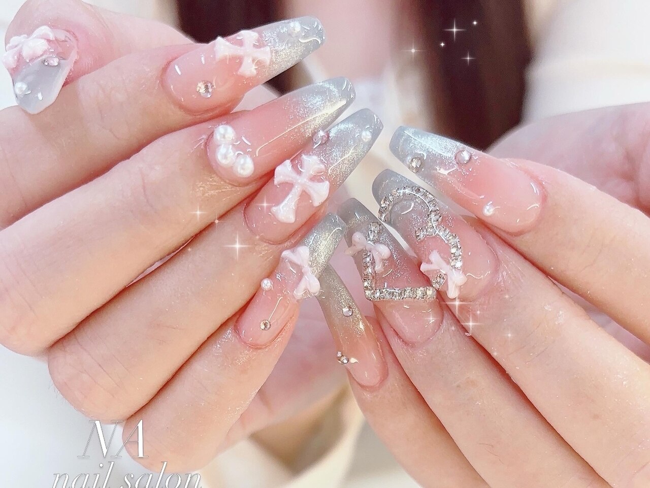 心斎橋ネイルサロン NA nail salon｜アートネイル 3Dリボン クロスパーツ パールネイル ハートビジュー 長さ出し