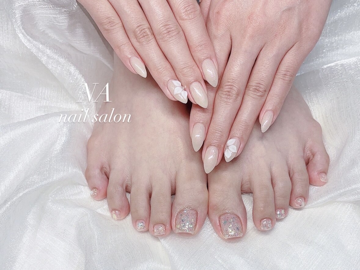 心斎橋ネイルサロン NA nail salon｜シンプルネイル ワンカラーネイル ベージュ 3Dフラワー シルバーグリッター ハンドフットセット
